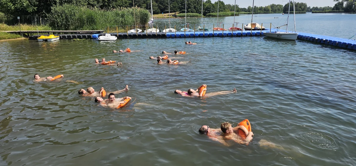 Uczestnicy szkolenia WOPR podczas ćwiczeń ratowniczych
